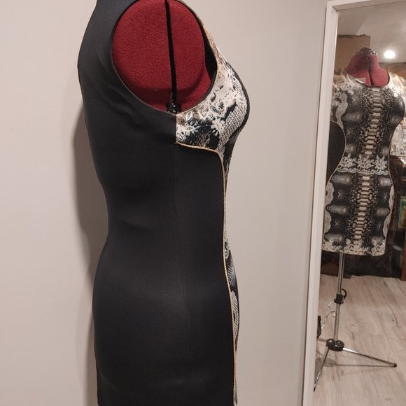 Funky Printed Sleeveless Dress - Picture 7 of 10